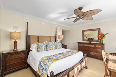 Sleep soundly surrounded by style and comfort in this beautiful and spacious guest bed HKK-451