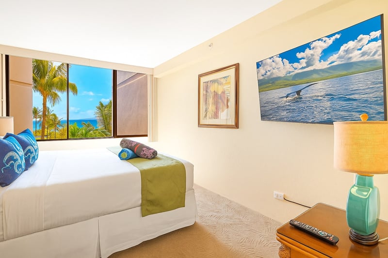 Wake to sunlight and palm views in this island-chic suite with bold art, a breezy lanai, and generous wardrobe KS-535