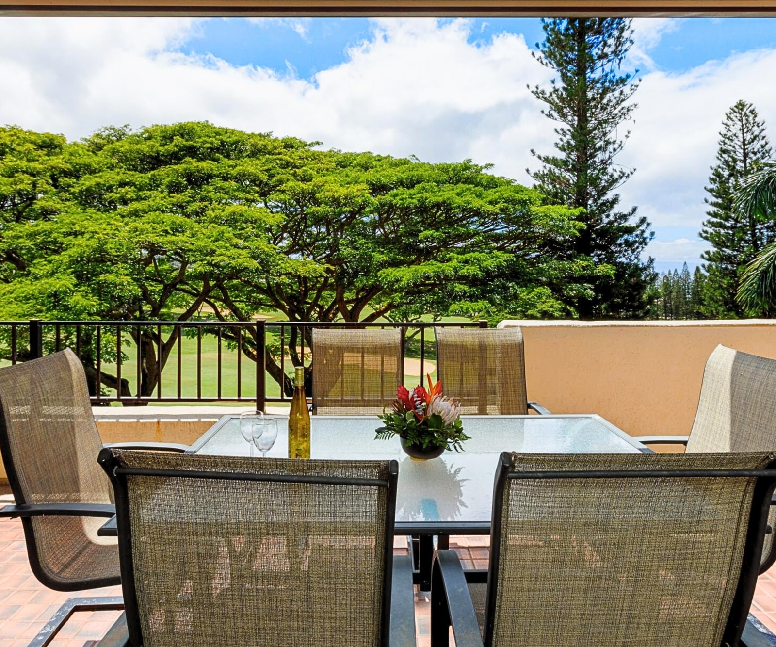 Start your day in paradise with breakfast surrounded by trees and the sound of aloha. KGV-14V3