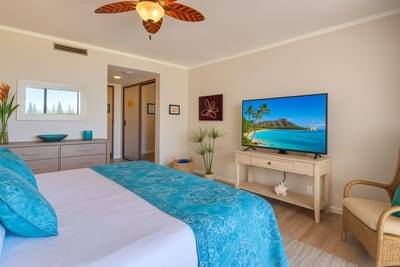 Stylish yet serene, this dreamy bedroom wraps you in beachy elegance with natural textures and vibrant aqua accents KGV-17T5
