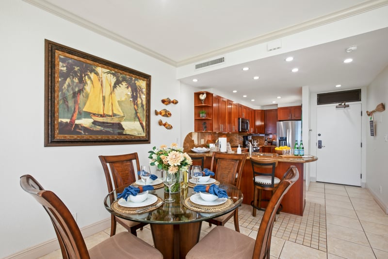 This isn’t just a table—it’s a tropical stage for toast clinks, travel tales, and sunsets peeking through the lanai door