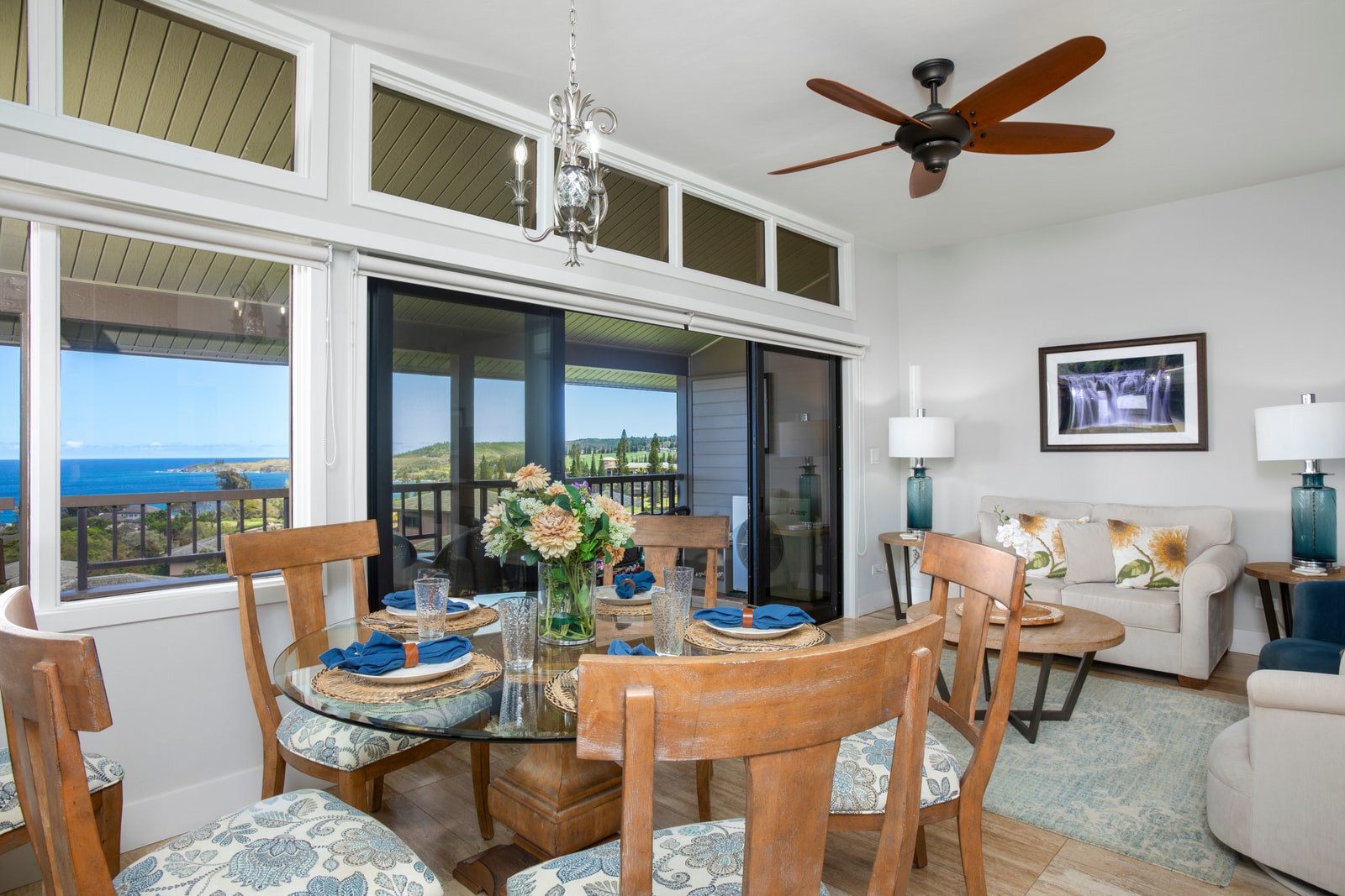 The open floor plan allows you to chat with friends and family when enjoying meals!
