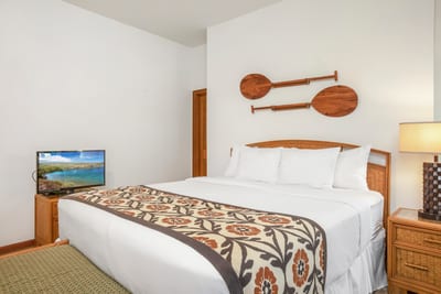 Bold patterns, crisp linens, and tropical charm create a serene escape designed for deep rest
KRV-514