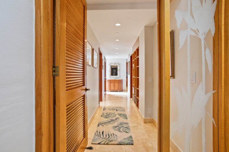 Be welcomed by a hallway of tropical elegance and warm island decor MAH-719