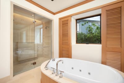 This oval tub isn’t just a bath—it’s a floating island of calm, complete with leaf-framed views and jetstream bliss MON-6301