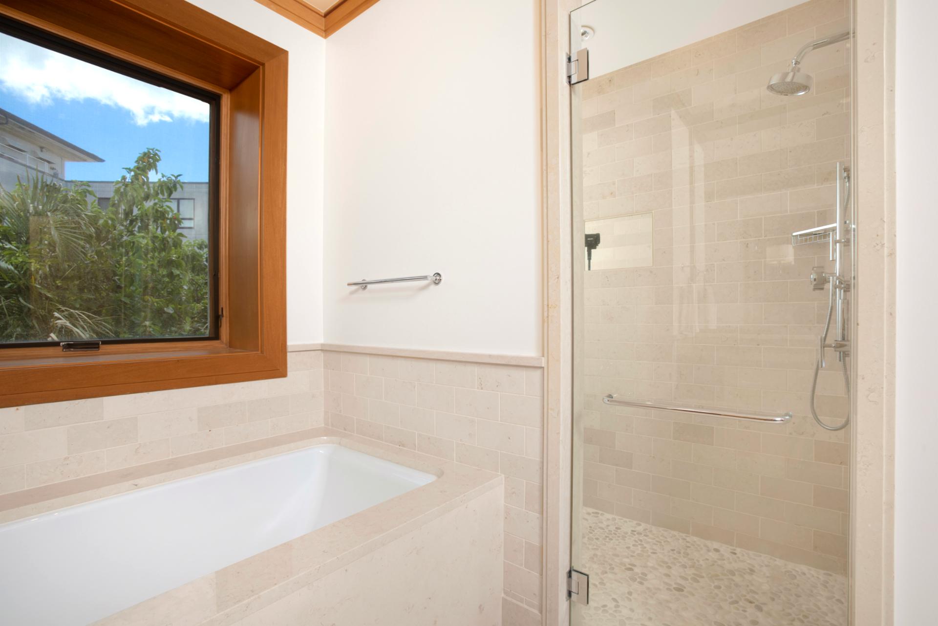  This tub nestles beneath a palm-framed view, inviting you to soak while spying on sunshine and swaying fronds  