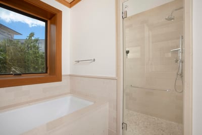 This tub nestles beneath a palm-framed view, inviting you to soak while spying on sunshine and swaying fronds