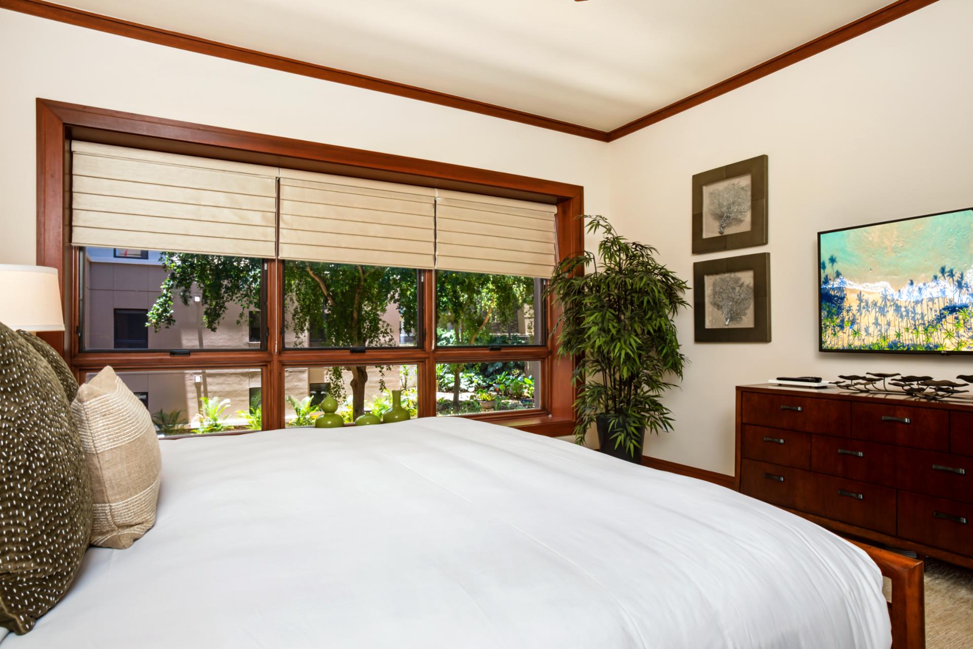 Generous guest suite with classic island furnishings and peaceful ambiance