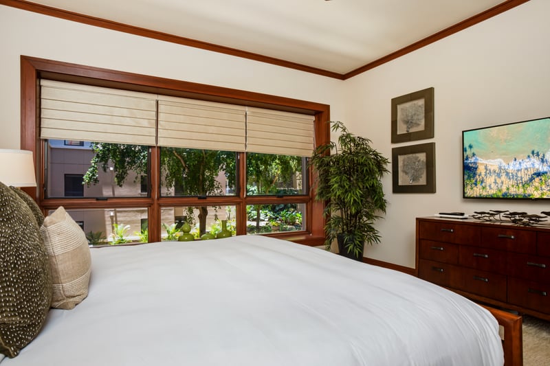 Generous guest suite with classic island furnishings and peaceful ambiance MON-1303