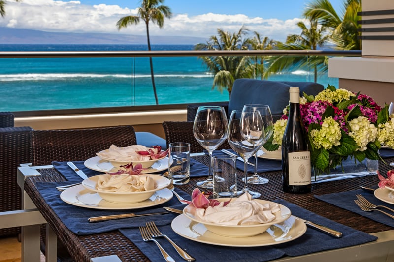 Elegant outdoor dining under the Hawaiian sky makes every meal memorable MON-1303