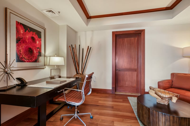 A quiet nook for reading or writing, filled with natural warmth MON-1303