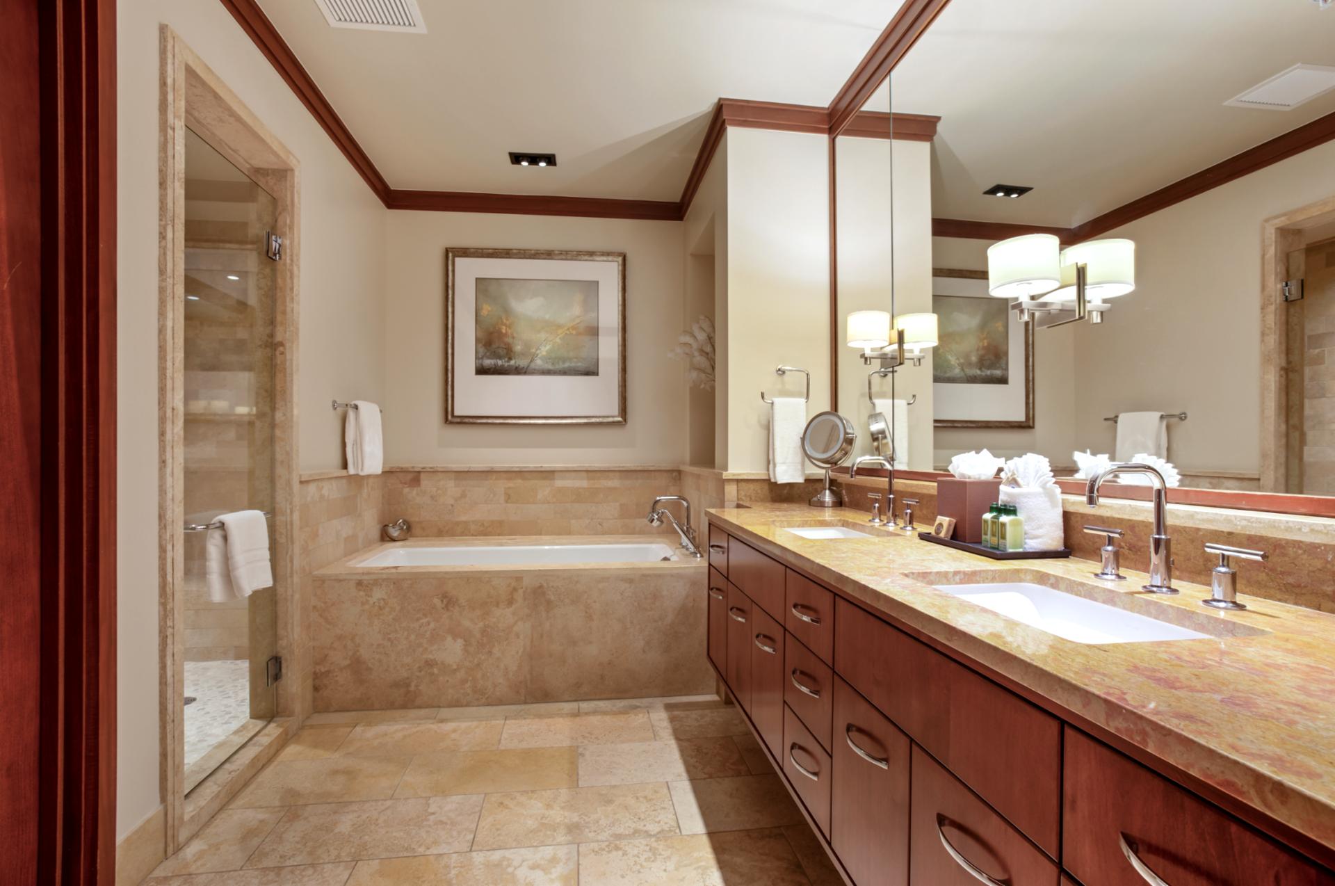 Bright and refined, this guest bathroom offers ample space and elegant finishes for a refreshing retreat