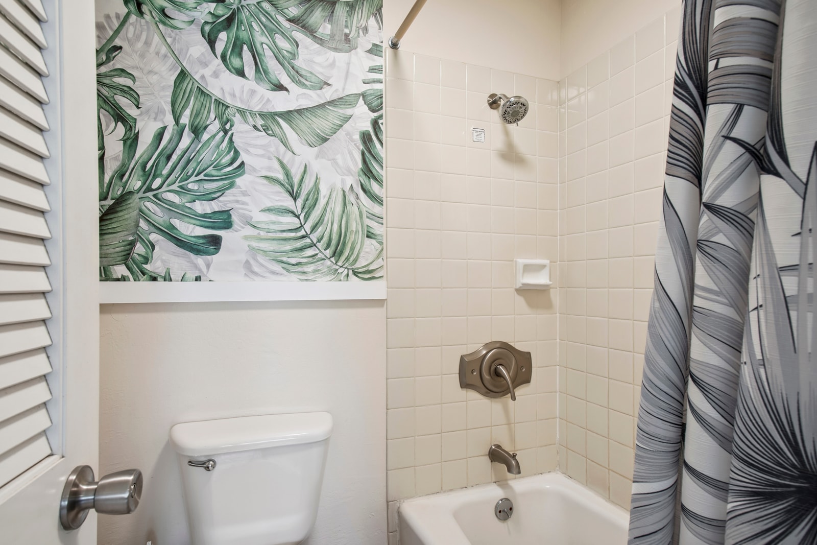 Tropical-themed master bath with bright, modern finishes and a shower/bathtub
 NAP-B13