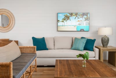 This living room is like a beach day in furniture form—bright, easygoing, and never without a splash of teal