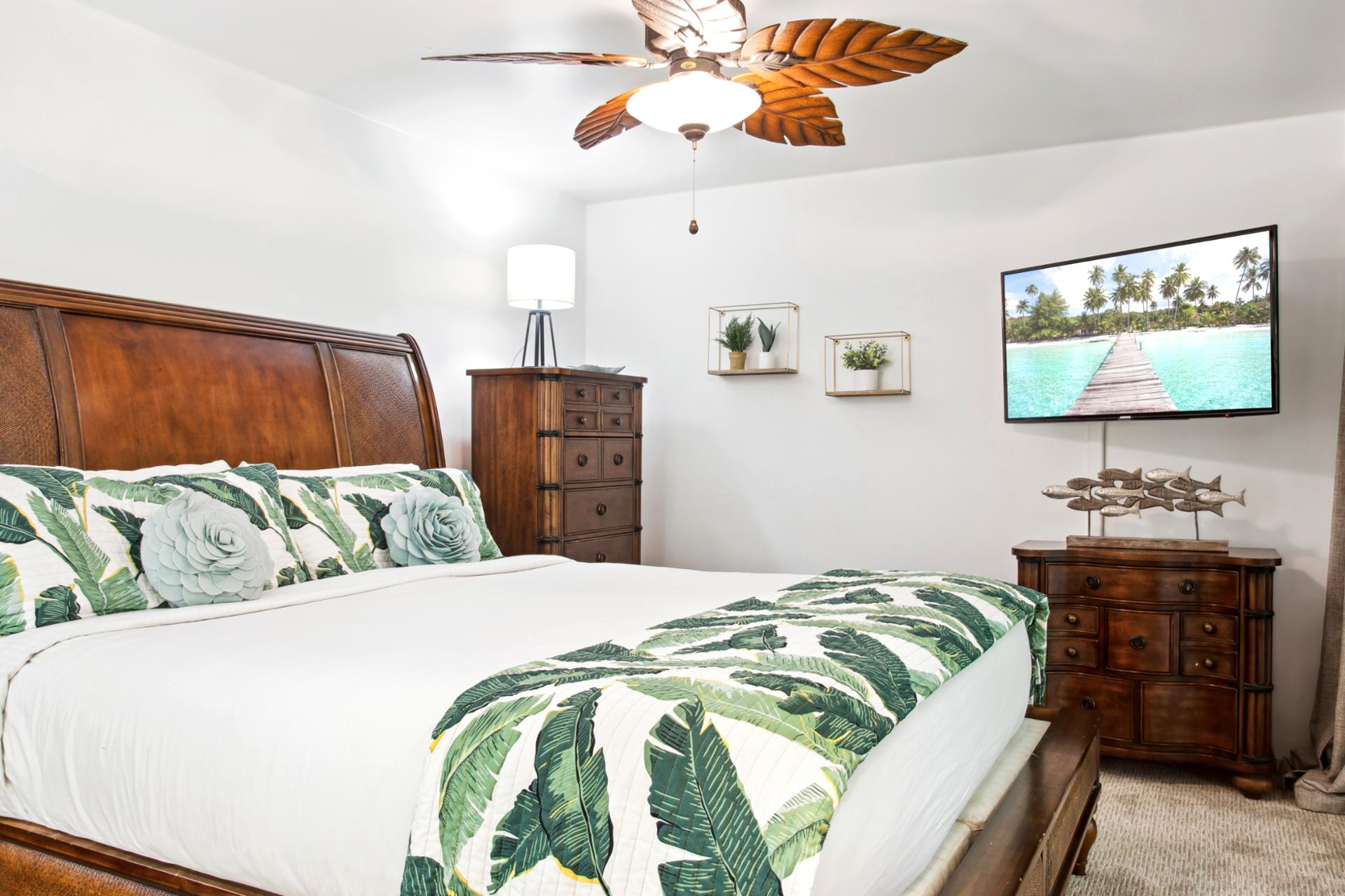This charming guest room features a spacious King bed, ceiling fan, and tasteful tropical design for a restful night’s sleep.