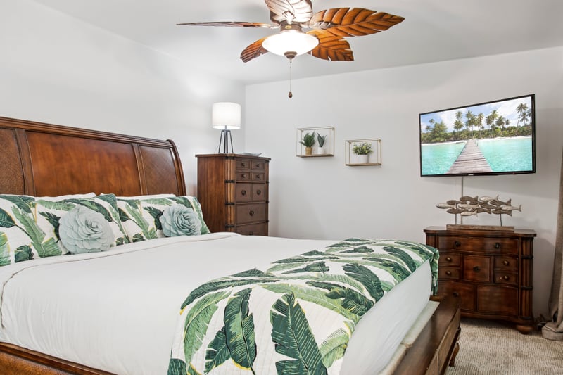 This charming guest room features a spacious King bed, ceiling fan, and tasteful tropical design for a restful night’s sleep.