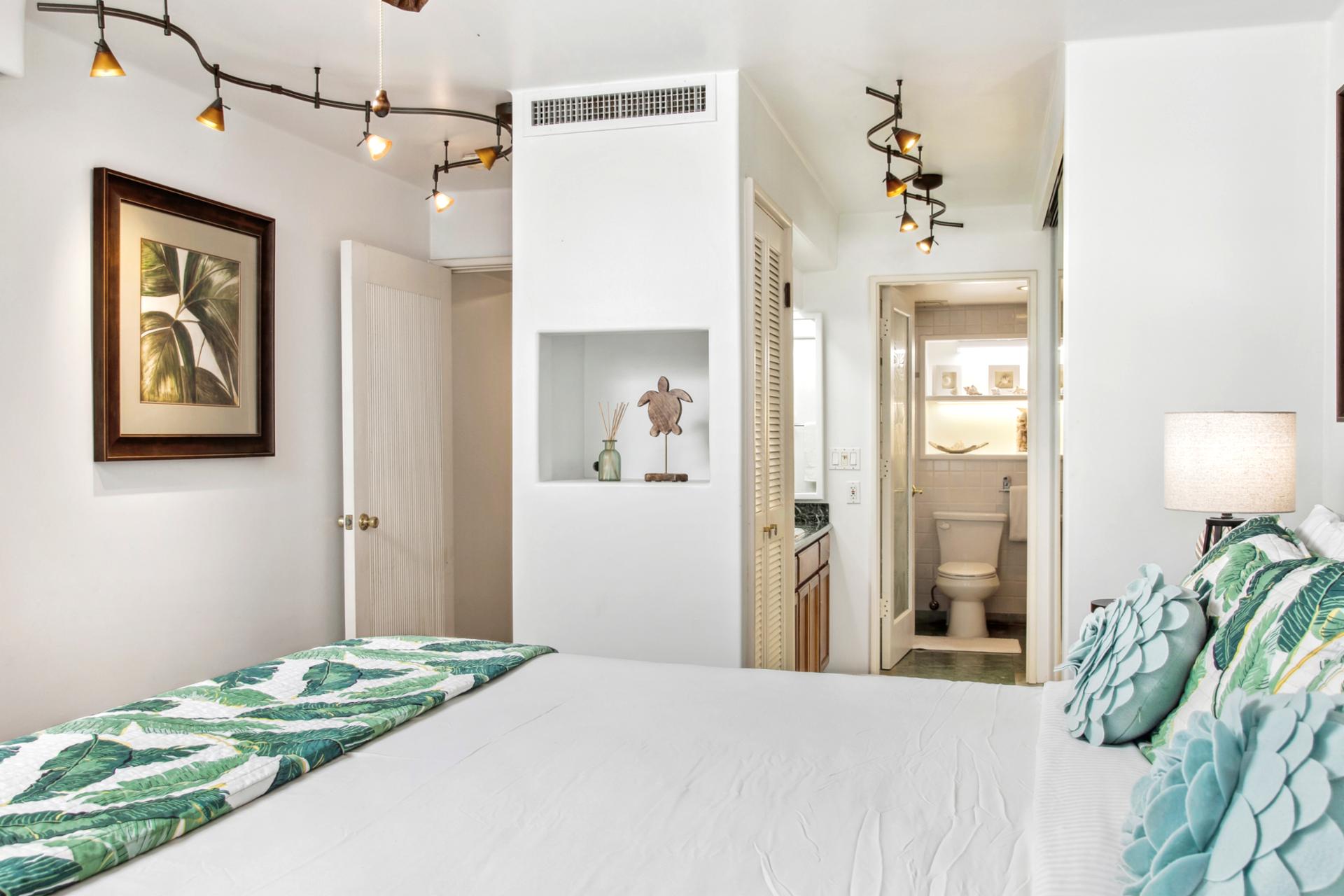 This charming guest room features a spacious King bed, ceiling fan, and tasteful tropical design for a restful night’s sleep.

