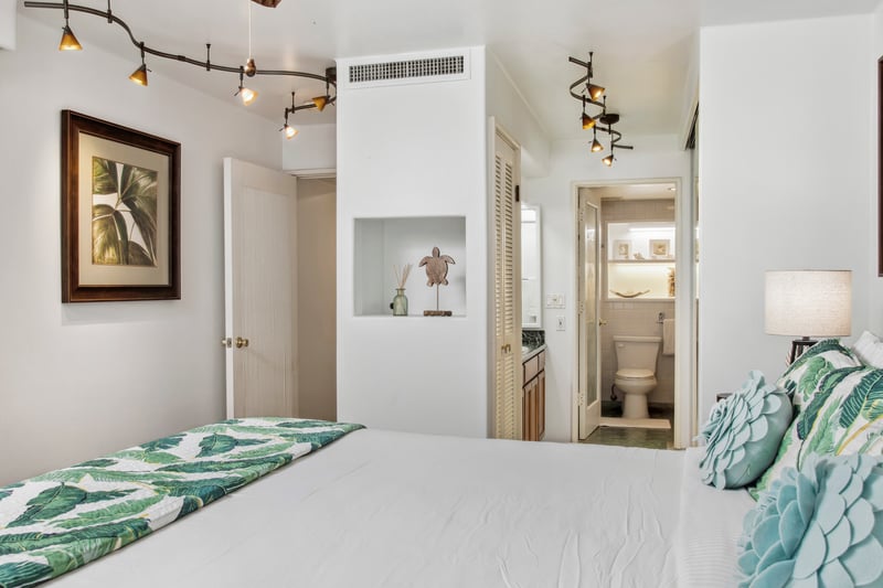 This charming guest room features a spacious King bed, ceiling fan, and tasteful tropical design for a restful night’s sleep.

