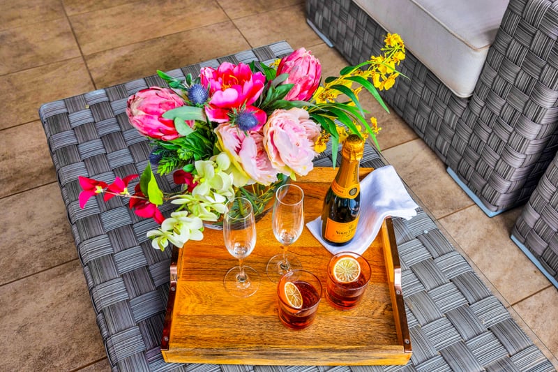 Start the evening with drinks and flowers in a relaxed island setting