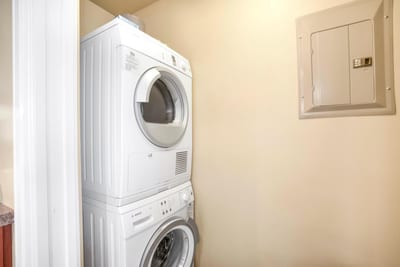 Quick cycles and powerful cleaning redefine laundry efficiency. HKH-114