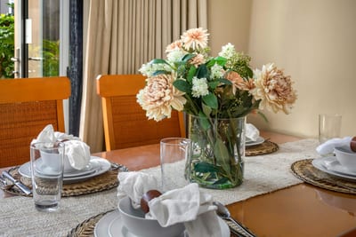 Statement floral arrangement adds flair to this curated table. HKH-114