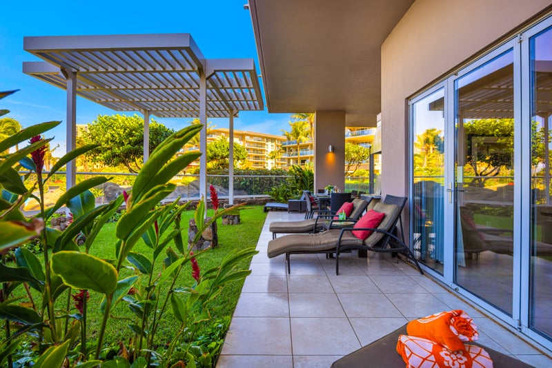 Alfresco dining at Honua Kai HKH-150 — table for six on the private lanai with direct access to the living room