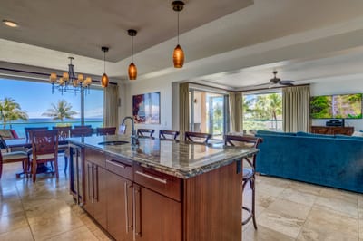 Modern design meets everyday convenience in this well equipped kitchen HKH-201