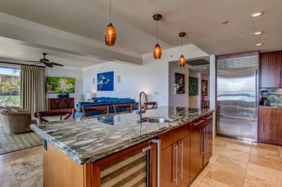 From breakfast to cocktails, this upscale kitchen and oceanview dining area offer the perfect setting to savor every moment HKH-201