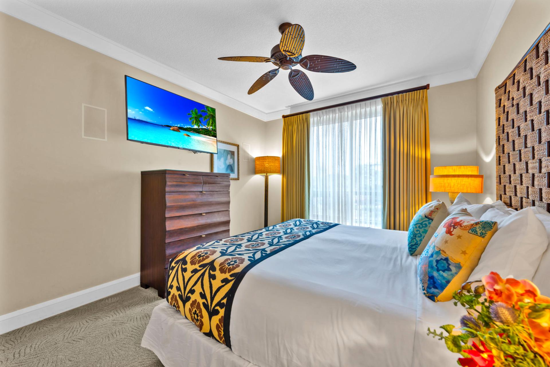 Second bedroom with a flexible split King bed that can convert to two Twins upon request. HKH-203