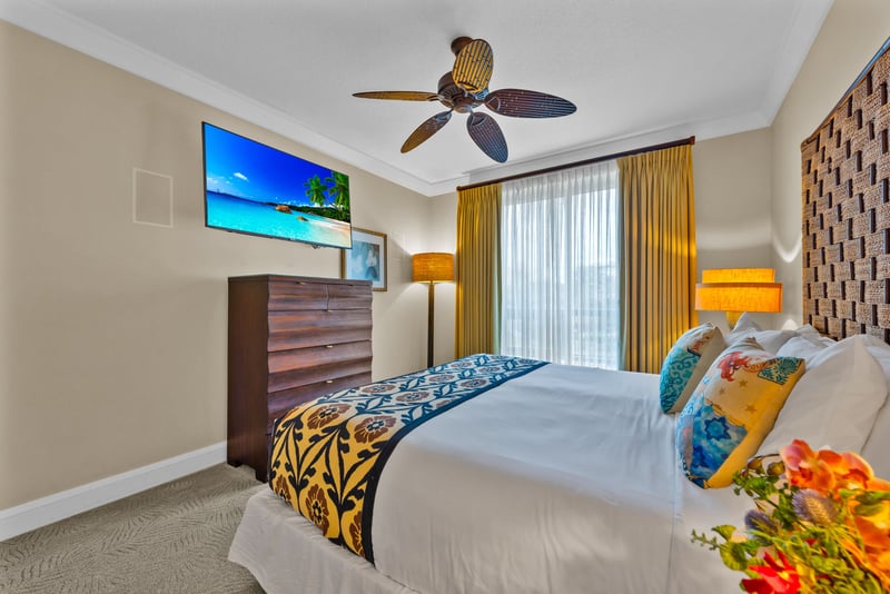 Second bedroom with a flexible split King bed that can convert to two Twins upon request.