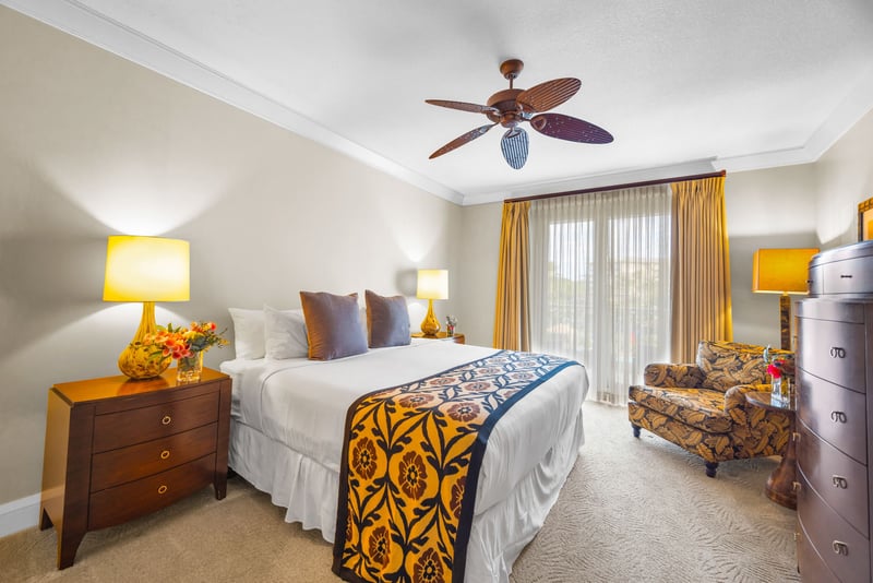 Guest bedroom with split King configuration, which can be either a King Bed or two Twin Beds - ideal for families or friends.