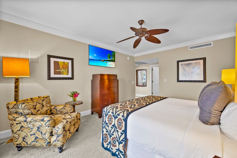 Light-filled second bedroom with adjustable split King bed and a ceiling fan for comfort.
