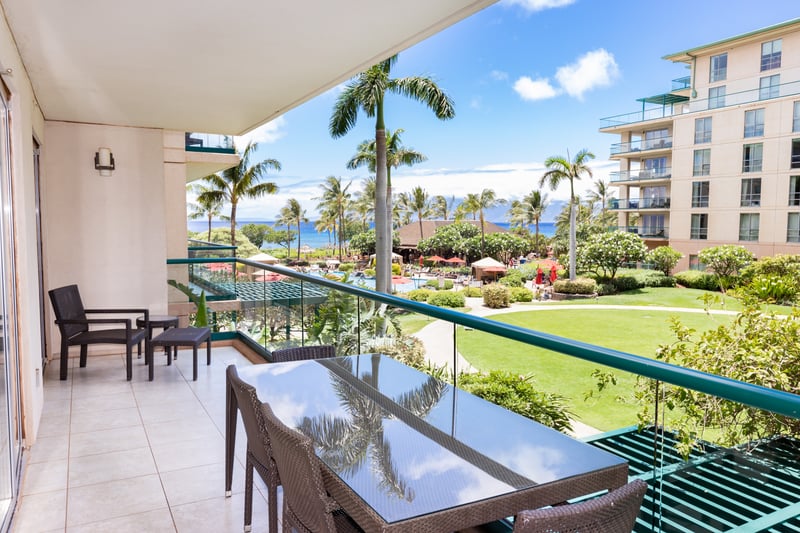 Dine al fresco with breathtaking ocean views and swaying palms HKH-211