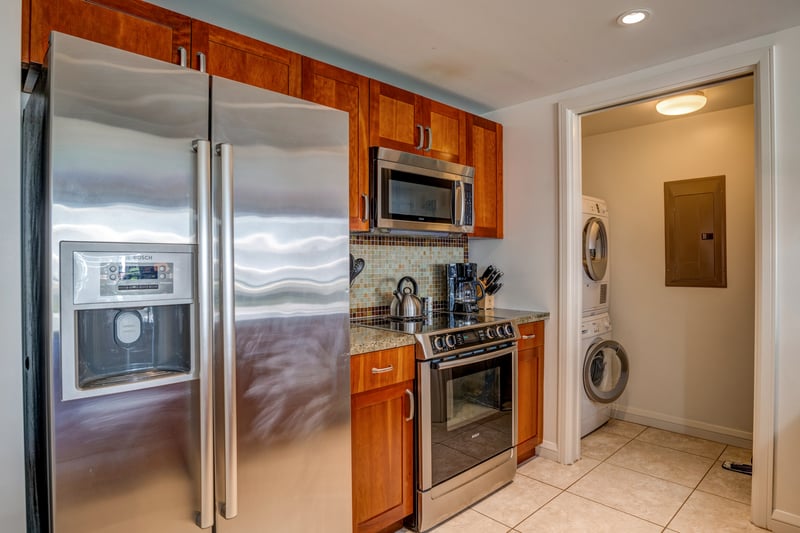 A stylish kitchen that blends functionality with island-inspired charm HKH-211