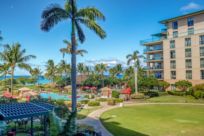 Wake up to waves and wind-kissed palms just beyond your lanai. HKH-211