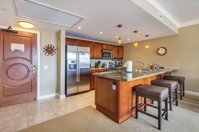 Modern kitchen with sleek finishes, ideal for gourmet meals HKH-229