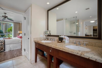 Luxury meets practicality in this beautifully appointed bathroom retreat HKH-238