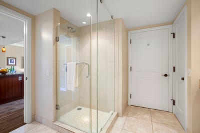 A clean, calming space to reset between island adventures HKH-238