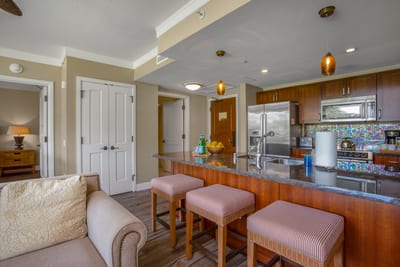 Modern kitchen meets breezy living in this beautifully styled retreat HKH-238