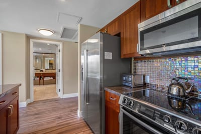Chic finishes and warm tones make this kitchen both functional and beautiful HKH-238