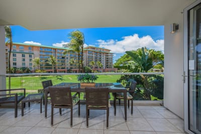 Dine outdoors with lush greens and swaying palms as your backdrop HKH-238