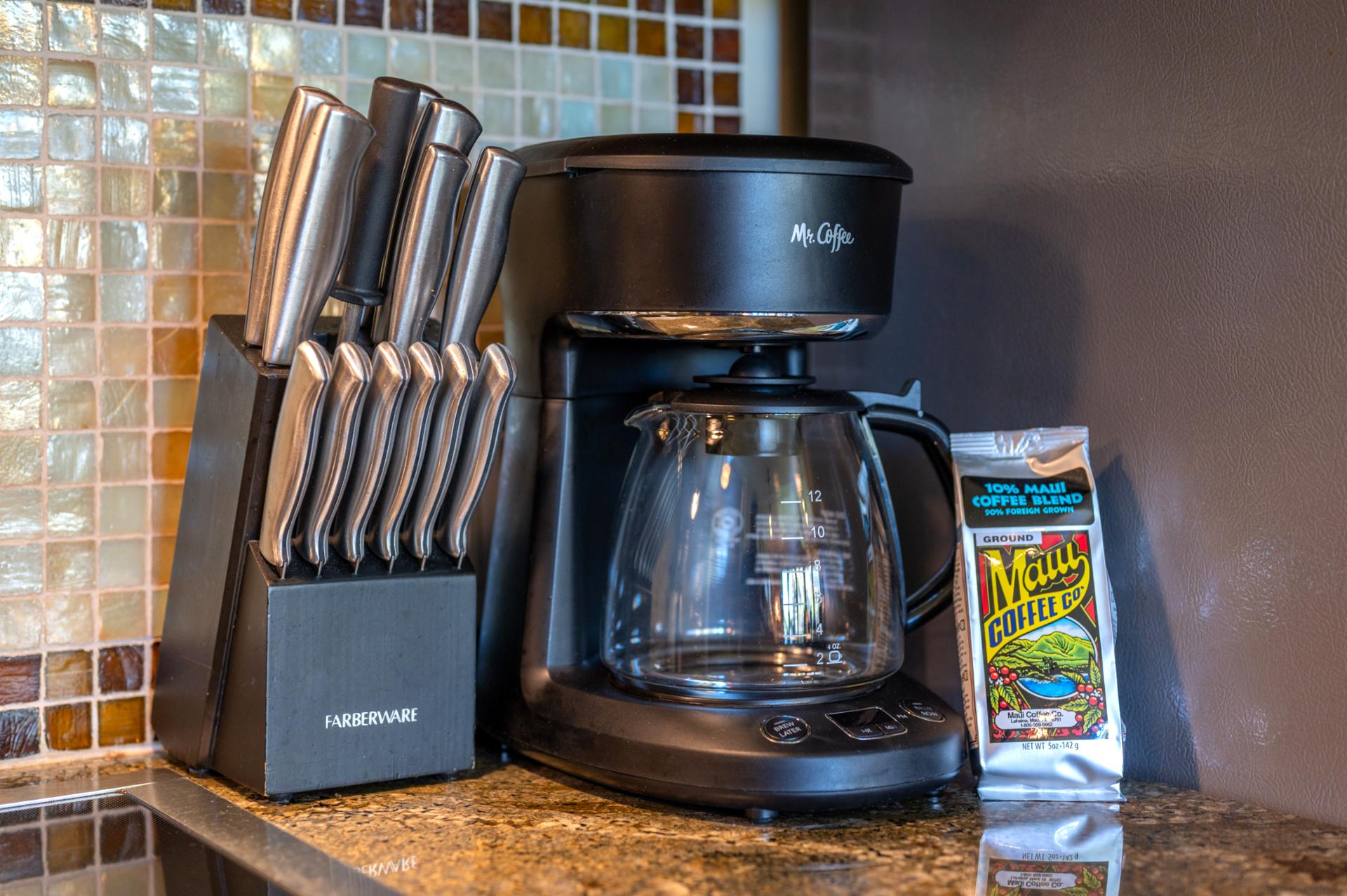 Coffee maker and knife block at the ready—mornings made easy before you hit the beach.