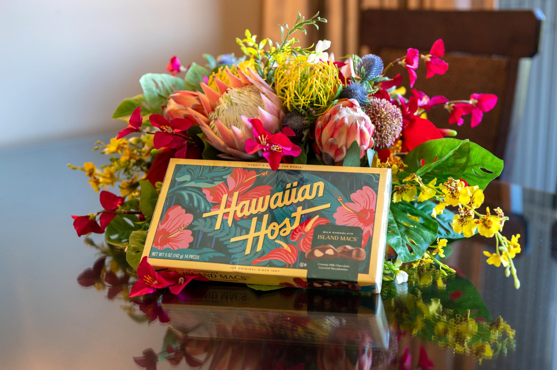 Tropical florals add a cheerful welcome to your dining space, set beside the fully equipped kitchen.