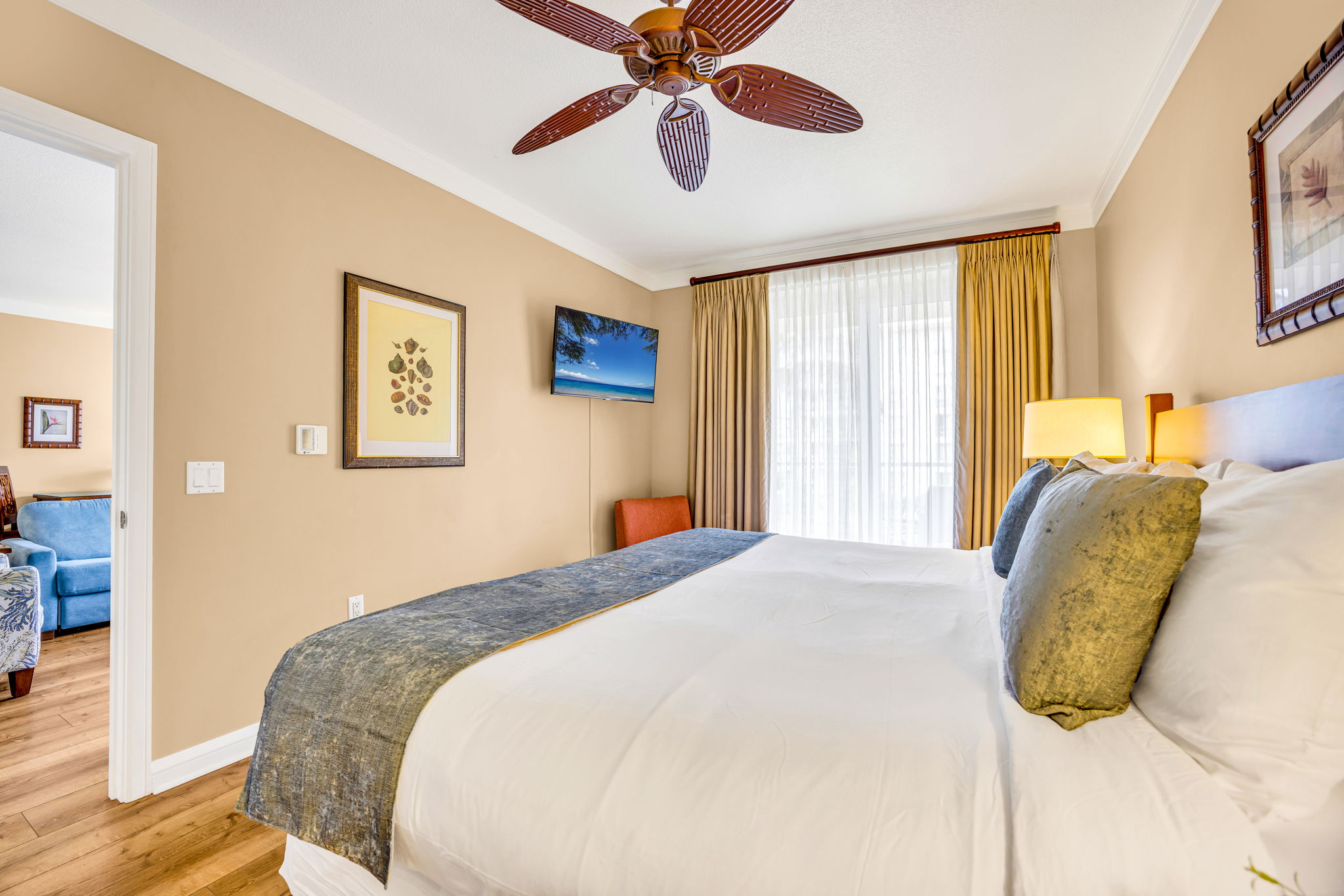 Second guest bedroom with King bed and bright natural light, perfect for couples or kids. HKH-305