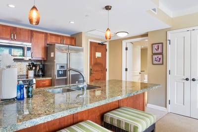 High-end finishes and ambient lighting create a warm, modern atmosphere HKH-318