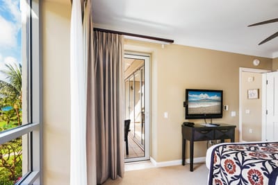 Wake up to sunshine and swaying palms right outside your window HKH-318