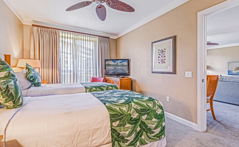 A cheerful space with garden views and island-inspired accents