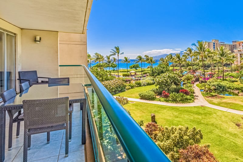 Spacious outdoor comfort with endless tropical charm