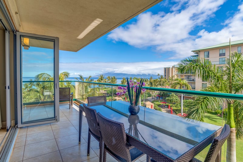 Tropical landscapes and blue horizons, all from your balcony seat HKH-409