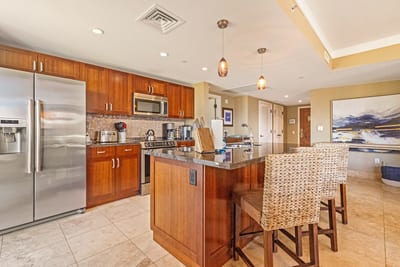 Elevate every meal in this bright, well-equipped island kitchen HKH-409